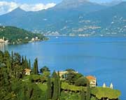 a passeggio lungo il lago Lariano