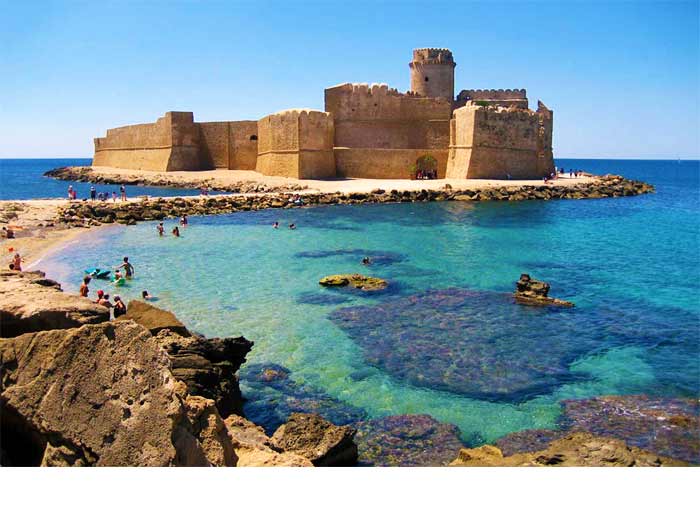 La riserva marina, le spiagge ed i luoghi storici