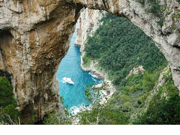 Vacanze sullisola pi famosa del Golfo di Sorrento