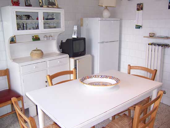 una casa a ROMA  in via ALIPIO  con  fermate METRO  nei pressi sulla CASILINA   ;SETTIMANE  di settembre a 450 �: a 2� piano  max 3 posti letto ,con bagno con doccia e cucina abitabile   e  2  camere 